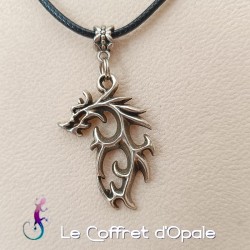 Collier noir et pendentif...