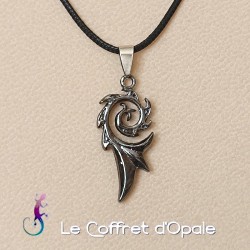 Collier noir et pendentif...