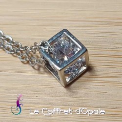 Chaîne en métal argenté et...